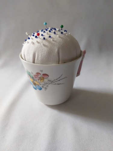 Alte tasse mit nadelkissen - tasse,