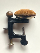 Antike Nähzwinge Nadelkissen