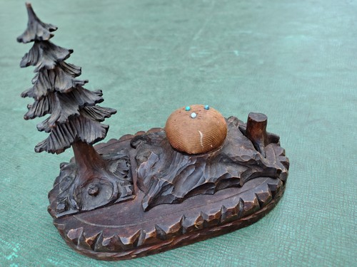 Altes nadelkissen aus holz mit - nadelkissen, holz,mit